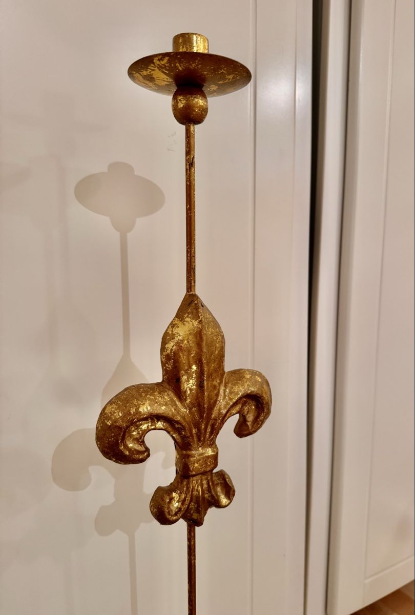 Kerzenständer: Kerzenständer Fleur-de-Lys goldfarben – Gebraucht aus Forch von Tchoupitoulas 4