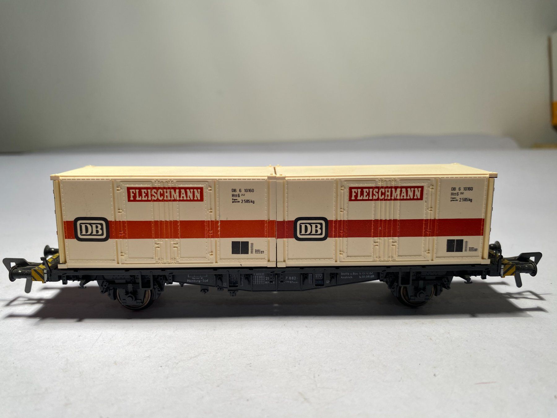 Fleischmann Modellini di ferrovie: Fleischmann 5232 H0 Containertragwagen mit 2 Container – Usato da Buchrain venduto da Modellbahn11 1