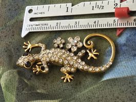Brosche / Anhänger, goldfarbener Geko mit Strass-Steinen