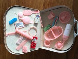 Vintage Kinder Spielzeug Koffer mit Puppen Utensilien 70er