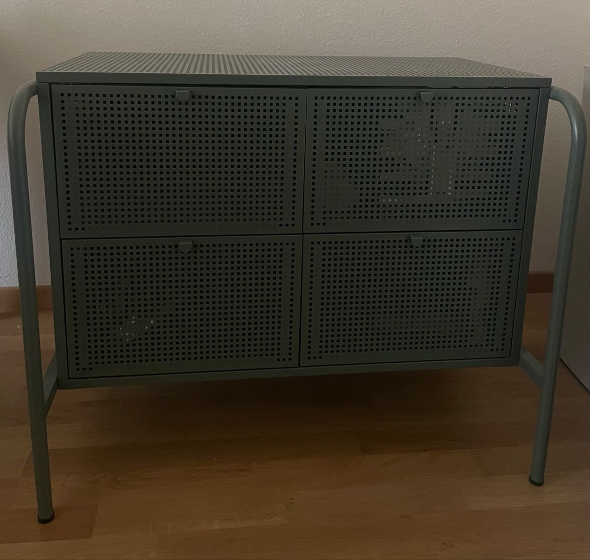 Cassettiere: IKEA NIKKEBY Kommode mit 4 Schubladen/Commode à 4 tiroirs – Nuovo (secondo la descrizione) da Biel/Bienne venduto da yas_mwa