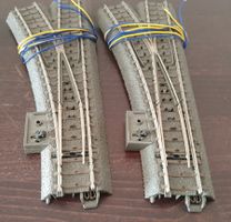 MÄRKLIN: 2 X C-GLEIS WEICHEN LINKS MIT ANTRIEB