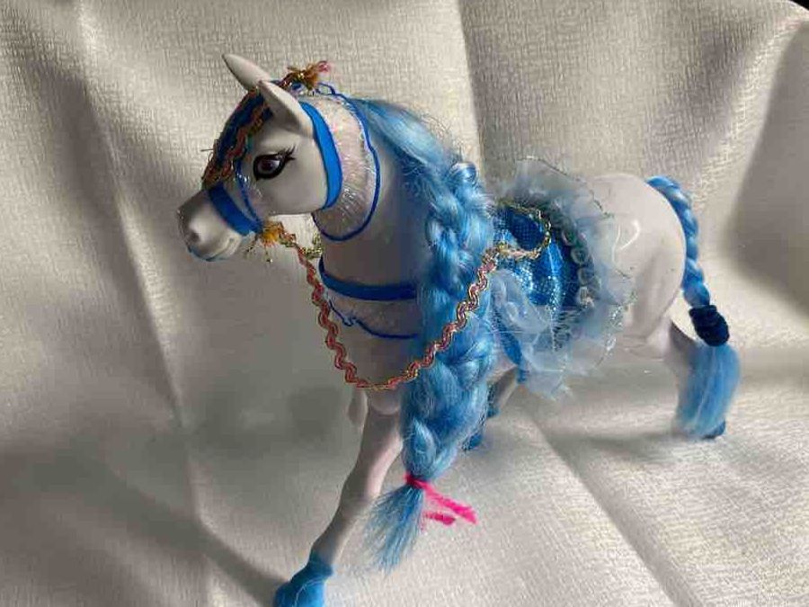 Spielzeuge: Pferd weiss blau – Gebraucht aus Hausen AG von corinne_g