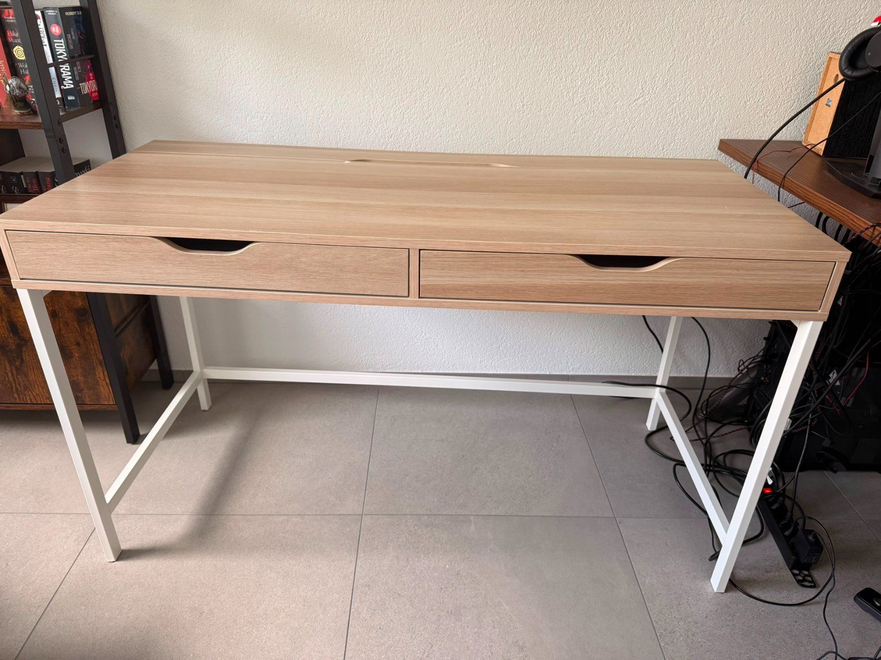 Ikea Scrivanie: Schreibtisch mit 2 Schubladen – Usato da Dübendorf venduto da wow_7nt9 1