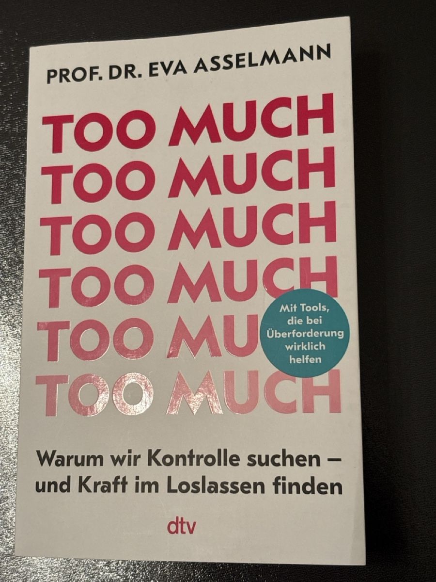Libri: Buch Too much – Nuovo (secondo la descrizione) da Knonau venduto da nat_7csw