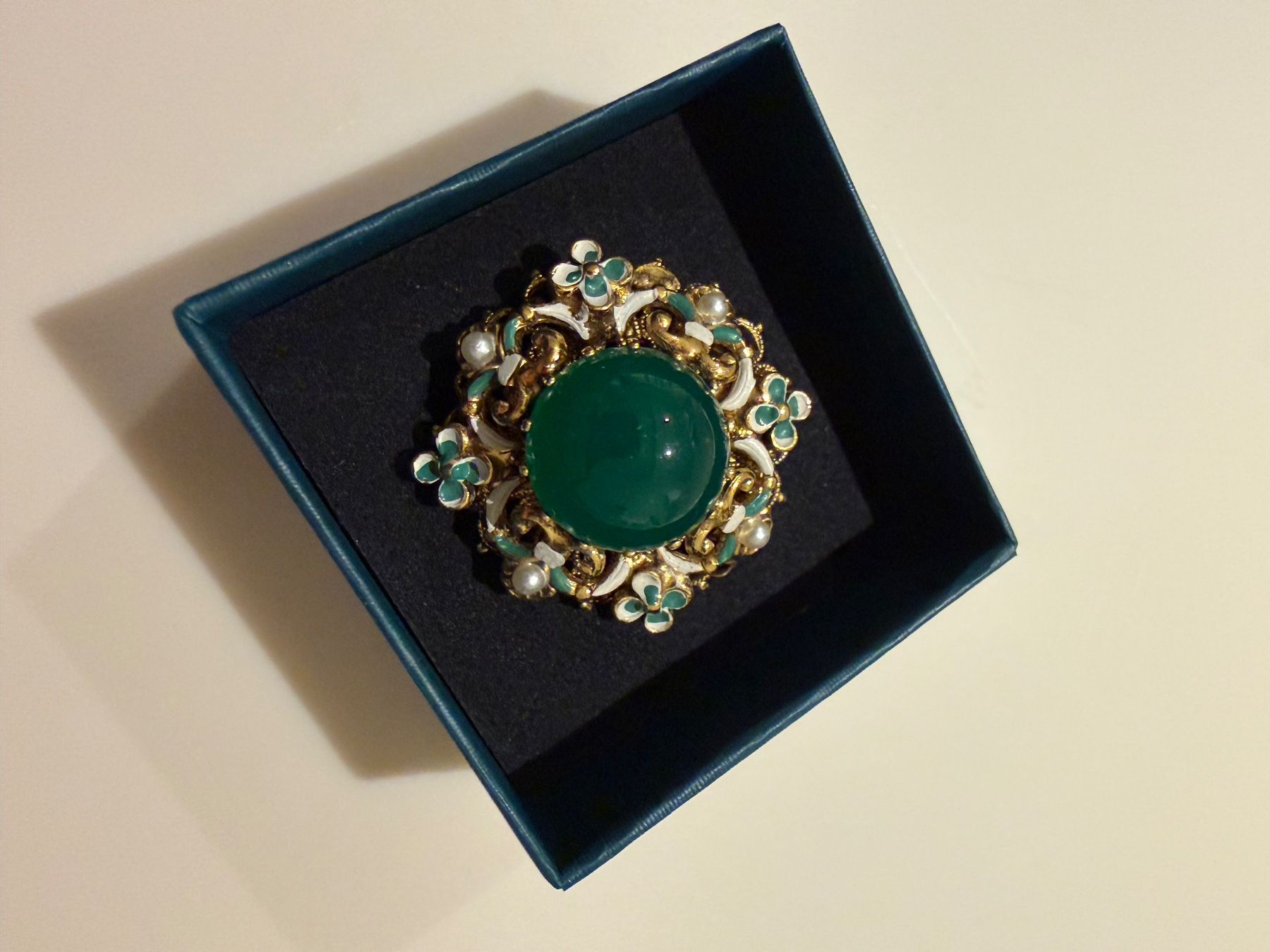 Spille & Fermagli: Vintage Brosche mit Jade, Emaille, Saatperlen – Usato da Zürich venduto da fab_lhd9
