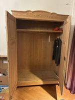 Kleiderschrank aus Holz zweitürig mit Kleiderstange