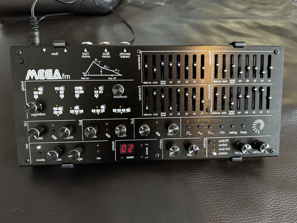 Strumenti musicali: Twisted Electrons MEGAfm MKII mit Stand – Usato da Zürich venduto da 1cut2