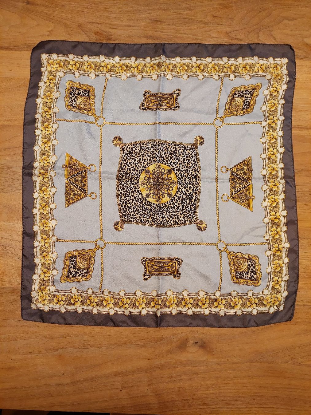 Foulard & Sciarpe: Elegantes Seidentuch mit klassischem Muster - Zeitlos schick – Usato da Brunnen venduto da Livianda