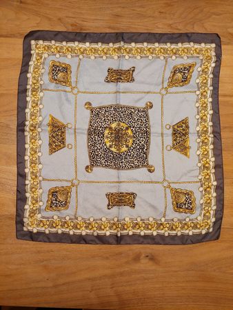 Elegantes Seidentuch mit klassischem Muster - Zeitlos schick