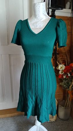 Robe d'automne vert émeraude, manches bouffantes