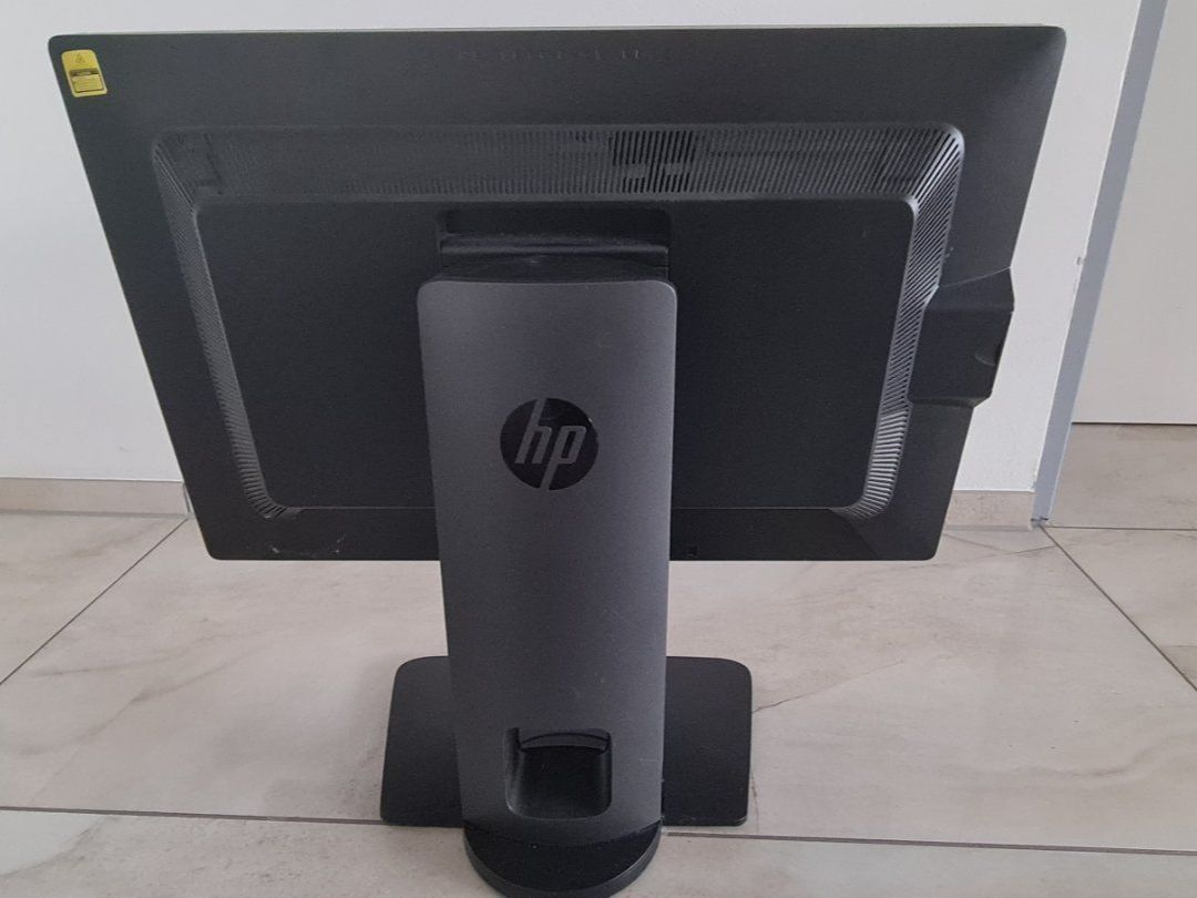 Hewlett Packard Ecrans: Monitor HP Z24i – D'occasion à Brunnen par Fredlenzo 1