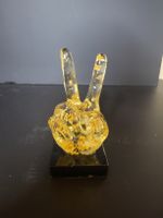 Figurine main V de la victoire en résine et feuille d'or