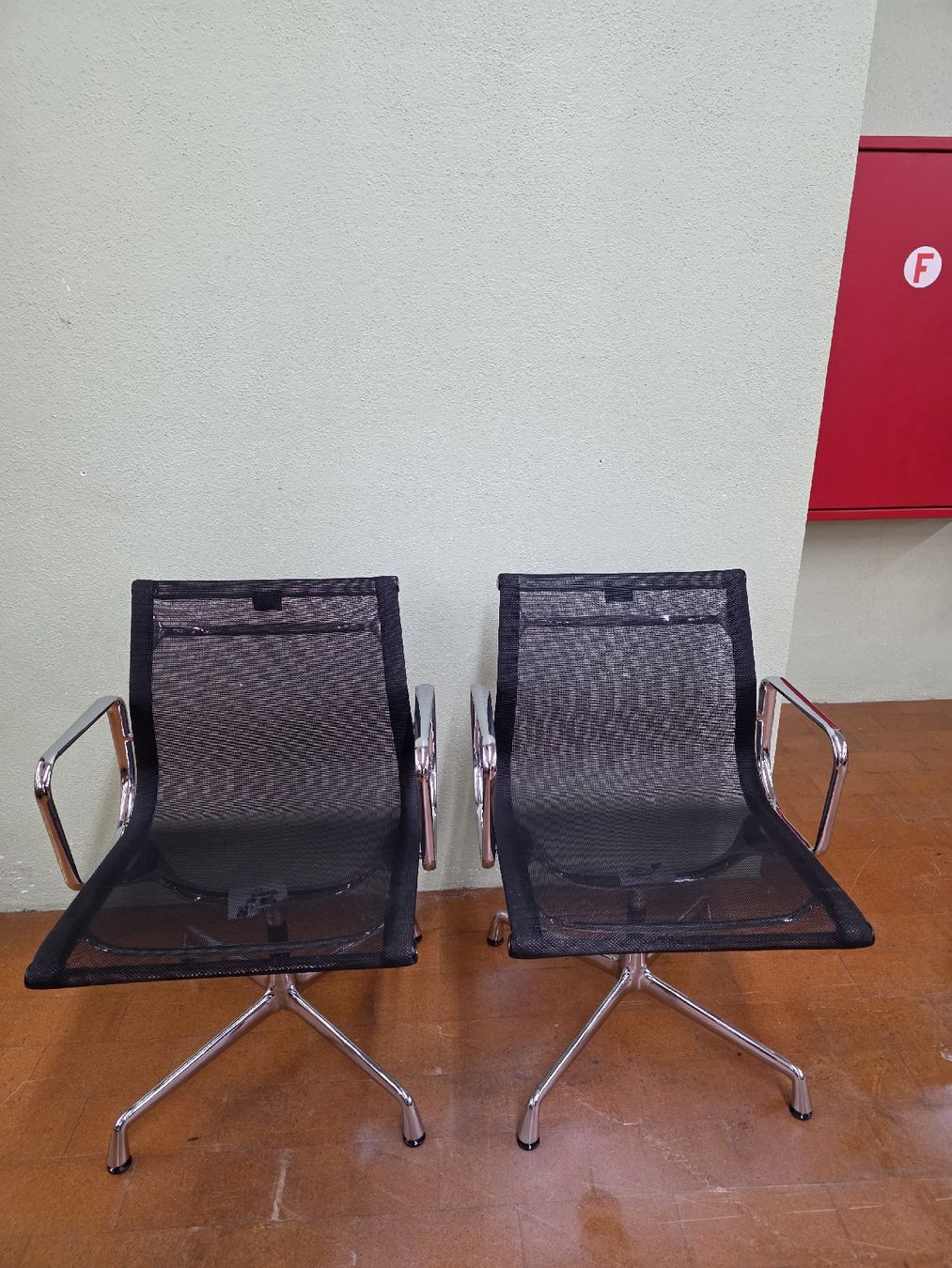 Vitra Stühle: 2 Designer Stühle Eames EA107 Vitra mit Netzgewebe – Gebraucht aus Lichtensteig von Polsterwerk 4