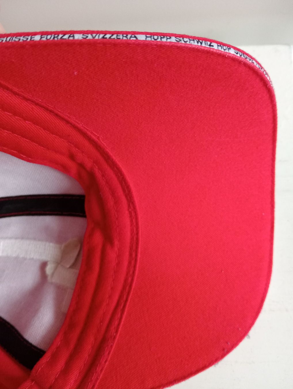 Altro in  Abbigliamento & Accessori: Rote Credit Suisse Cap mit Schweizerkreuz – Usato da Allschwil venduto da Evgeniia78 5