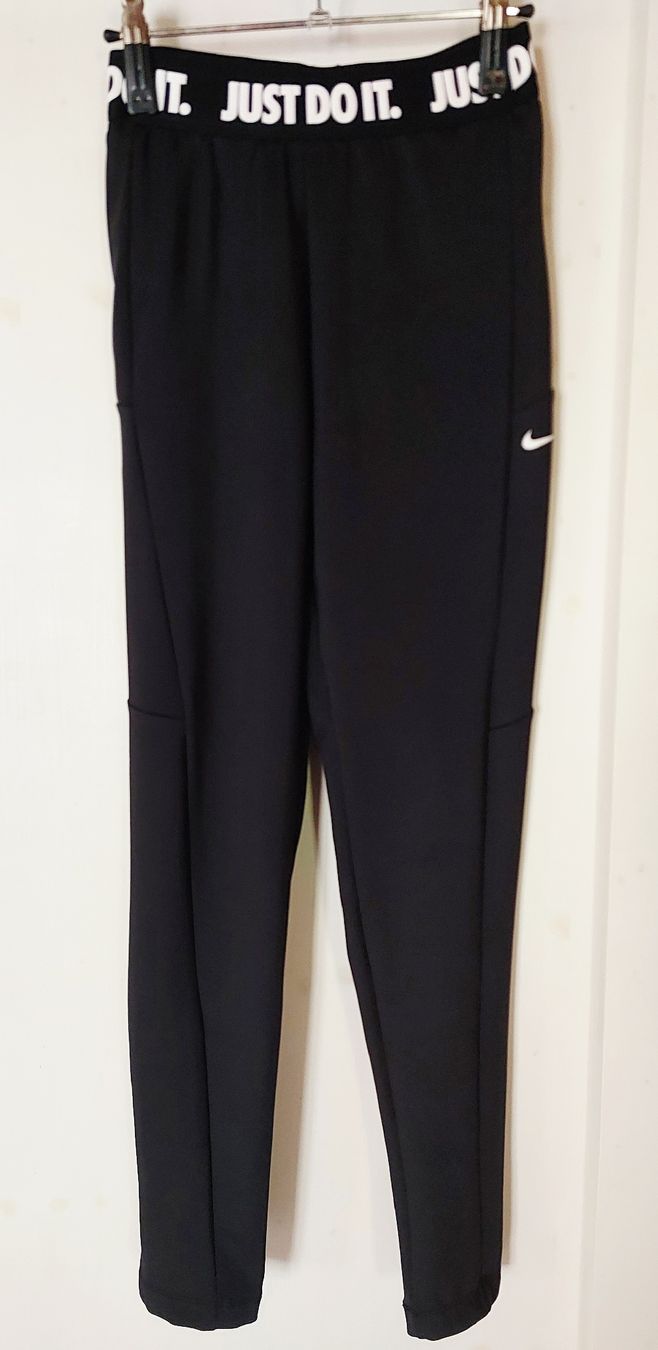 Nike Pantaloni: NIKE Sporthose – Usato da Brunnen venduto da CHOUCHOU.