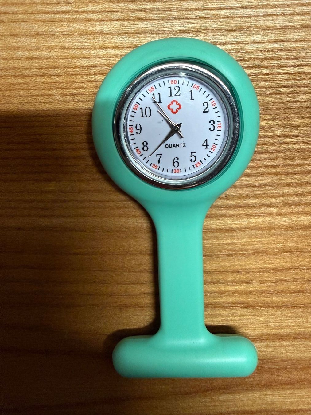 Orologi: Schwesternuhr mit Sicherheitsnadel türkis – Nuovo e nell'imballaggio originale da Samedan venduto da PflegeWerkzeug