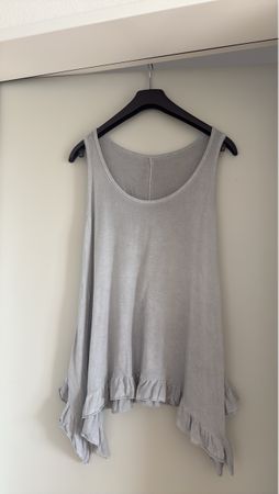 Süsses, leichtes Sommershirt mit Volants, Grösse L