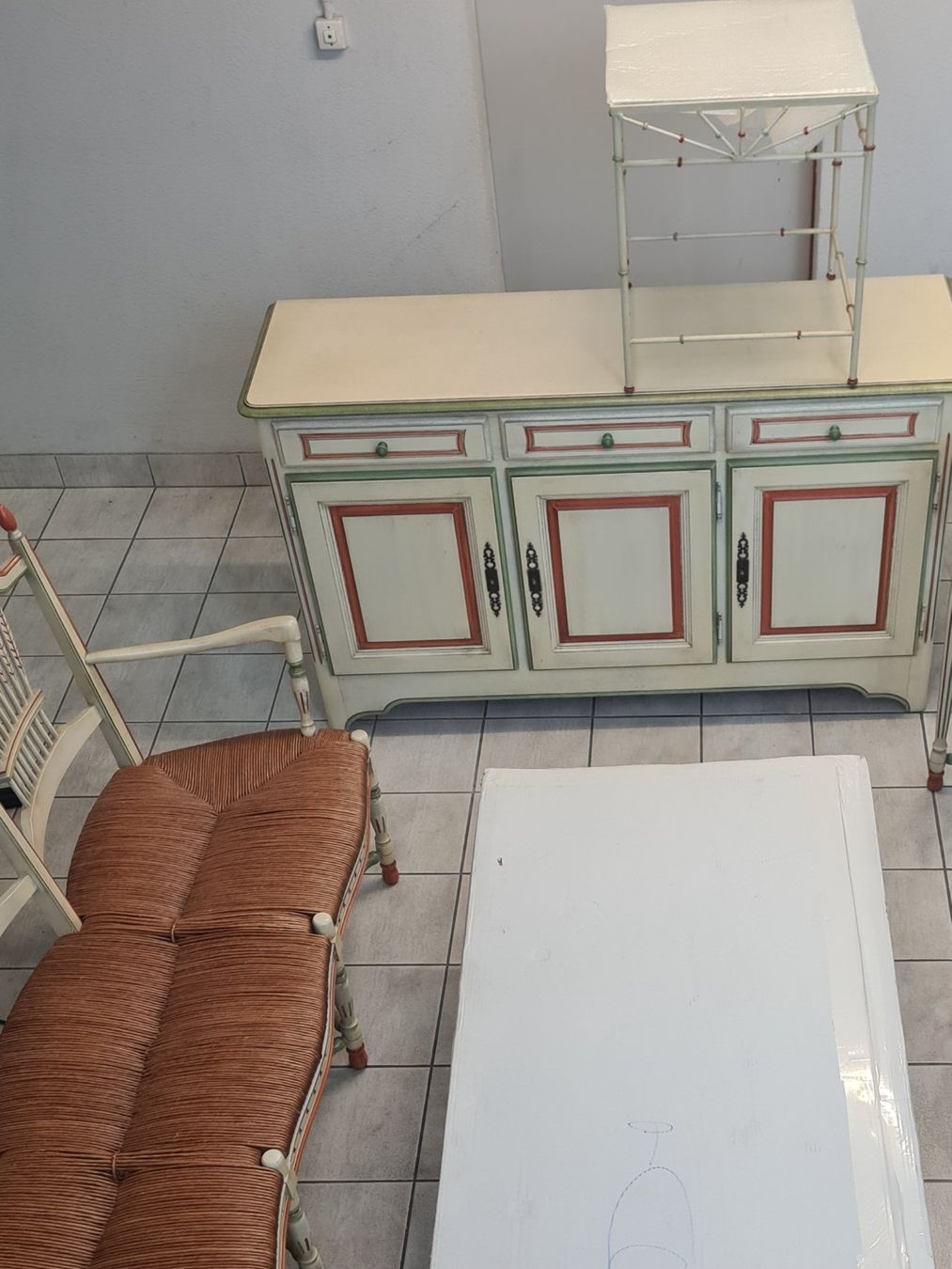 Set di tavolo e panche: Ensemble, un banc, une commode, et deux tables base – Usato da Monthey venduto da 187-zeroo 5