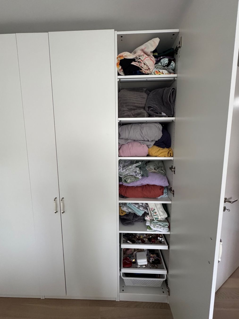 Ikea Armadi: Eckschrank mit Leuchte – Usato da Winterthur venduto da tam_52r2 1