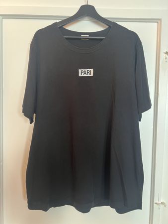 Schwarzes T-Shirt mit Aufdruck - Zeitloser Stil für Dich!
