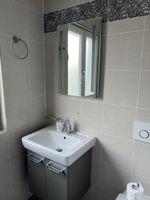 Waschtisch mit Spiegelschrank und Armatur Villeroy & Boch