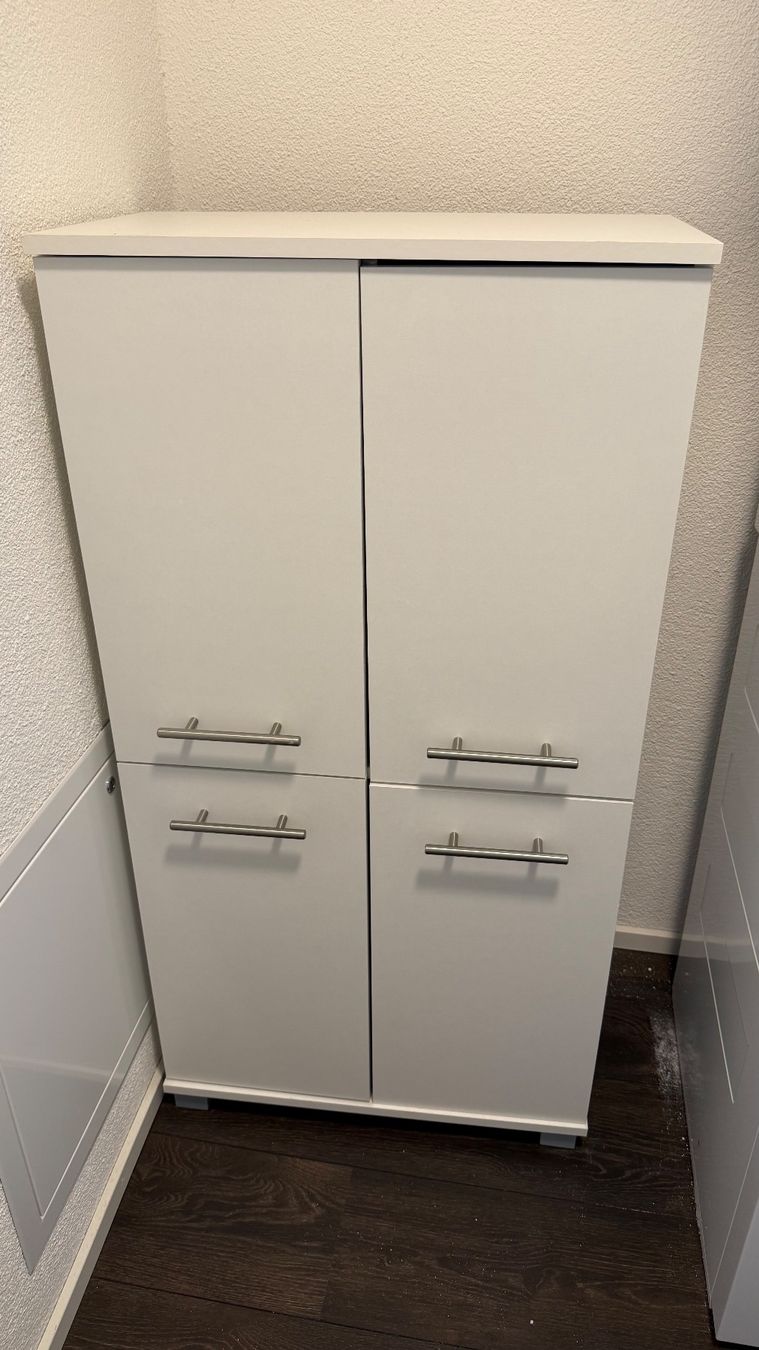 Armadi: Schrank weiss mit vier Türen und vier Fächern – Usato da Wilen b. Wollerau venduto da gpanzera