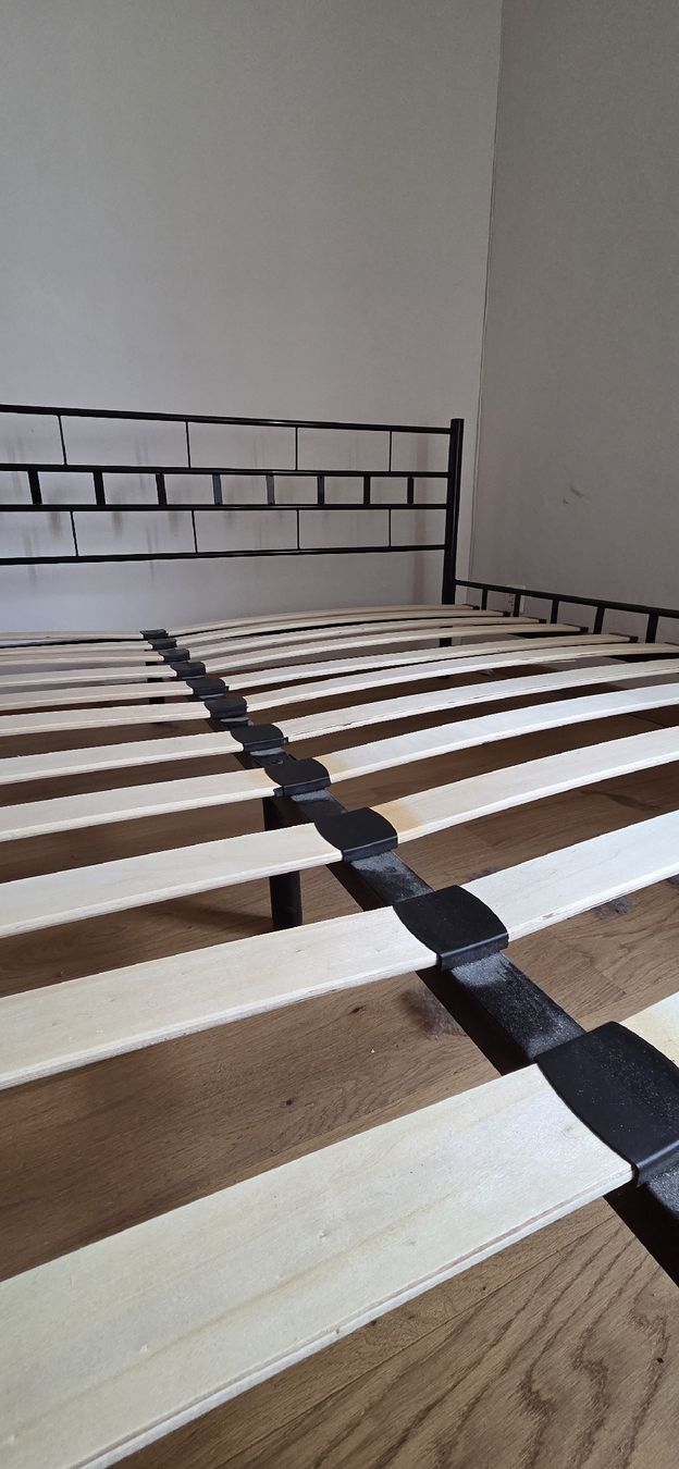 Letti: 180x200 Bettgestell mit intergriertem Lattenrost – Usato da Andelfingen venduto da nipet01 1