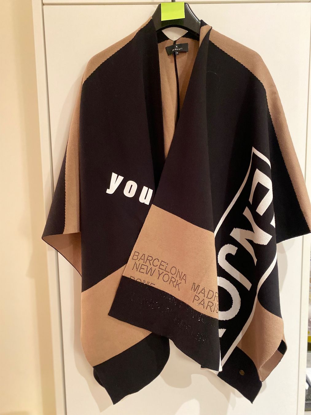 Altro in Moda donna: Neuer Monari Poncho mit Logoschrift , Medium , – Nuovo e nell'imballaggio originale da Illnau venduto da Sniwi67 1