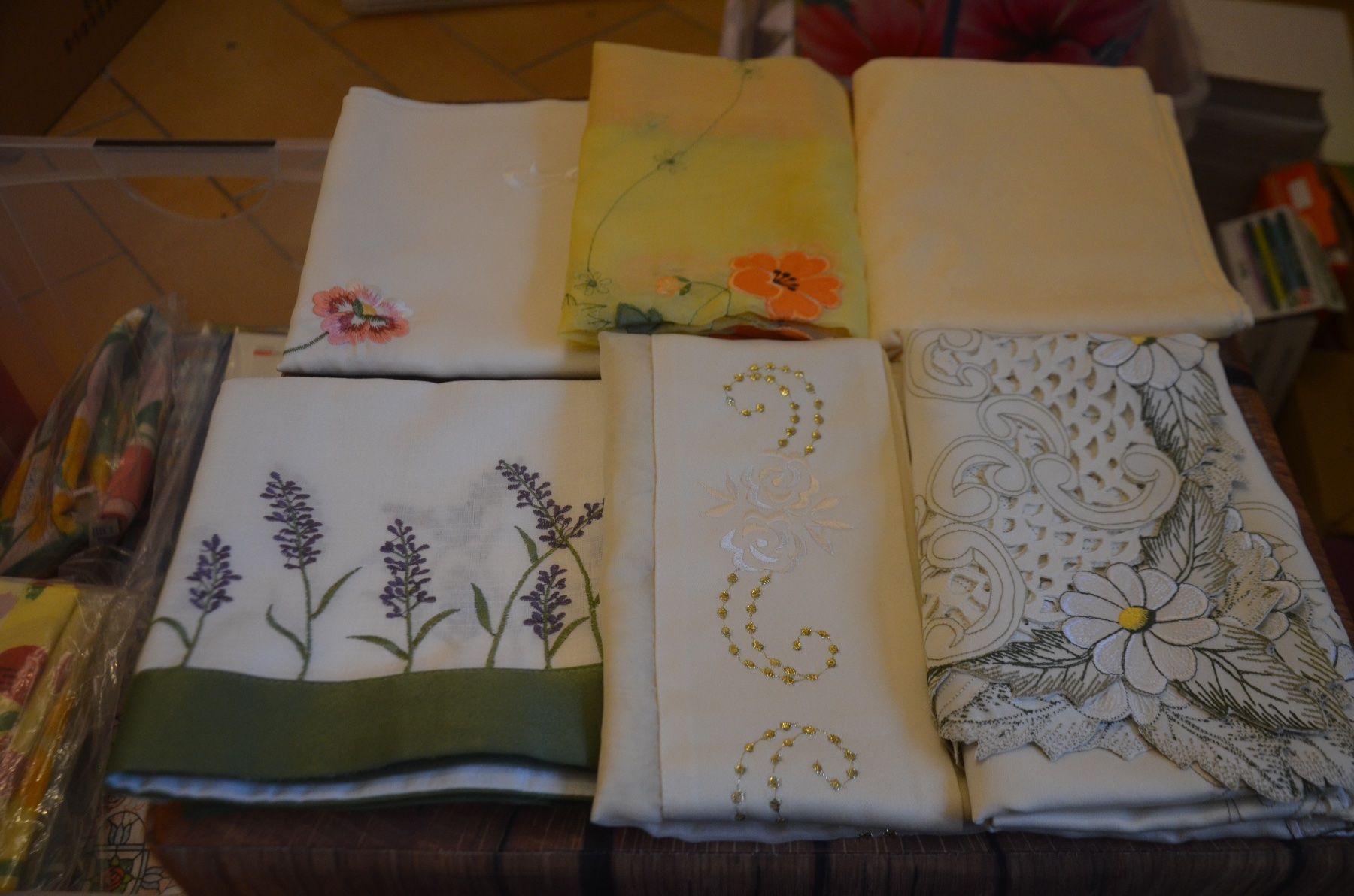 Altra biancheria da tavola: NAPPE PAKETE - TISCHDECKE PAKET - 6 STUCK – Nuovo (secondo la descrizione) da Chiasso venduto da Dolly015