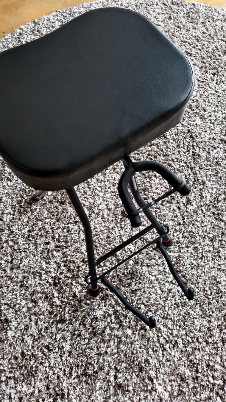 Sgabelli: Hocker mit integriertem Gitarrenständer GFW-GTR – Nuovo (secondo la descrizione) da Hirzel venduto da Mr.Boots 2