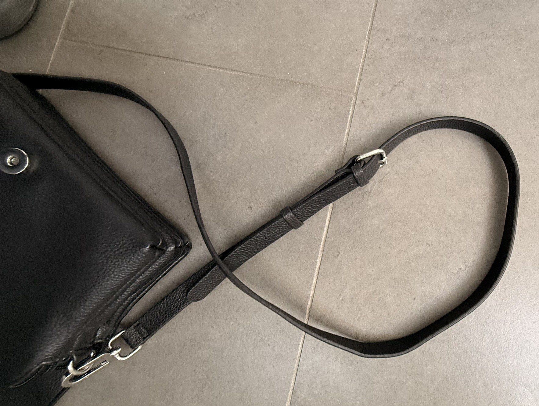 Sacs femmes: Handtasche schwarzes Kunstleder - schwarz – D'occasion à Lommis par manmarmi 6
