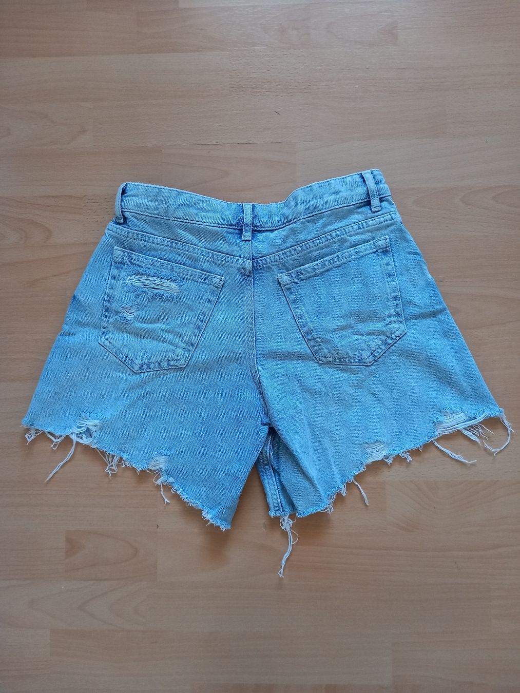 Pantaloni: Short en jean déchiré clair Taille M – Usato da Faoug venduto da per_kp6r 1