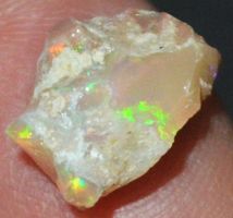 Edelstein L-7640 – Äthiopischer Opal roh 14x11mm 4.90 Karat