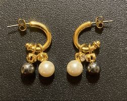 Modeschmuck mit zwei auswechselbaren Anhängern