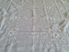 Tischtuch zartrosa bestickt, Handarbeit alt 84x83 cm