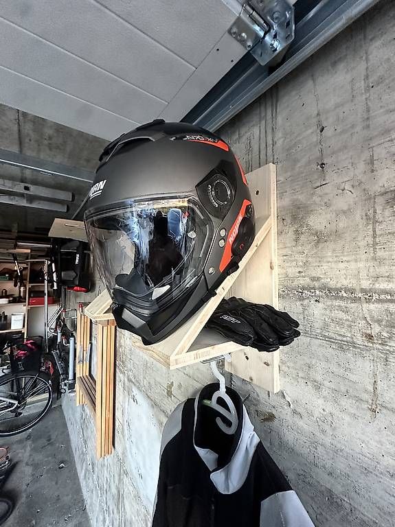Sonstige Dekorationen & Accessoires: Support mural pour équipement moto – Gebraucht aus Rossens FR von Hondaxx64 1