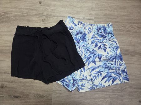 Zwei Damen Shorts geblümt und schwarz