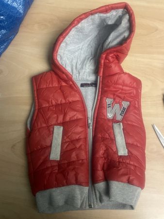 Rote Kinderweste mit Kapuze, Grösse 86neu
