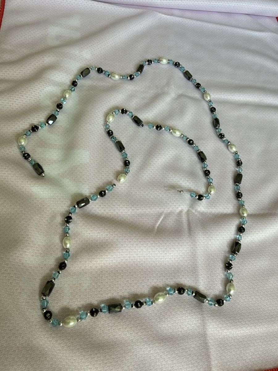 Catenine: Schöne Kette mit Perlen und kleinen Magneten – Usato da Biel-Benken BL venduto da Dissae