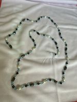 Schöne Kette mit Perlen und kleinen Magneten