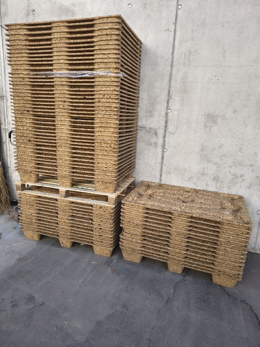 Palettes: Einwegpaletten Holz Pressspan – D'occasion à Aadorf par skaskaboy