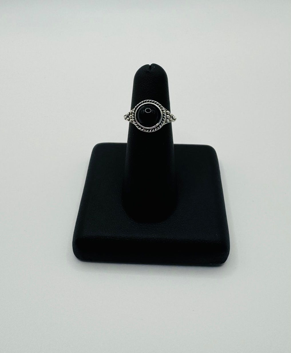 Anelli: Silbern farbiger Ring mit schwarzem Stein / Grösse: 49 – Nuovo e nell'imballaggio originale da Frutigen venduto da glanzvolles.leben