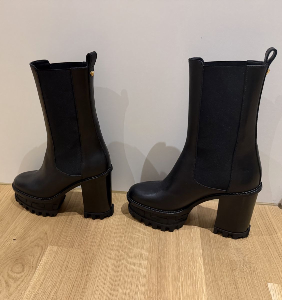 Versace Damenschuhe: Stiefel Versace Gr. 39 – Neu (gemäss Beschreibung) aus Gümligen von eli13