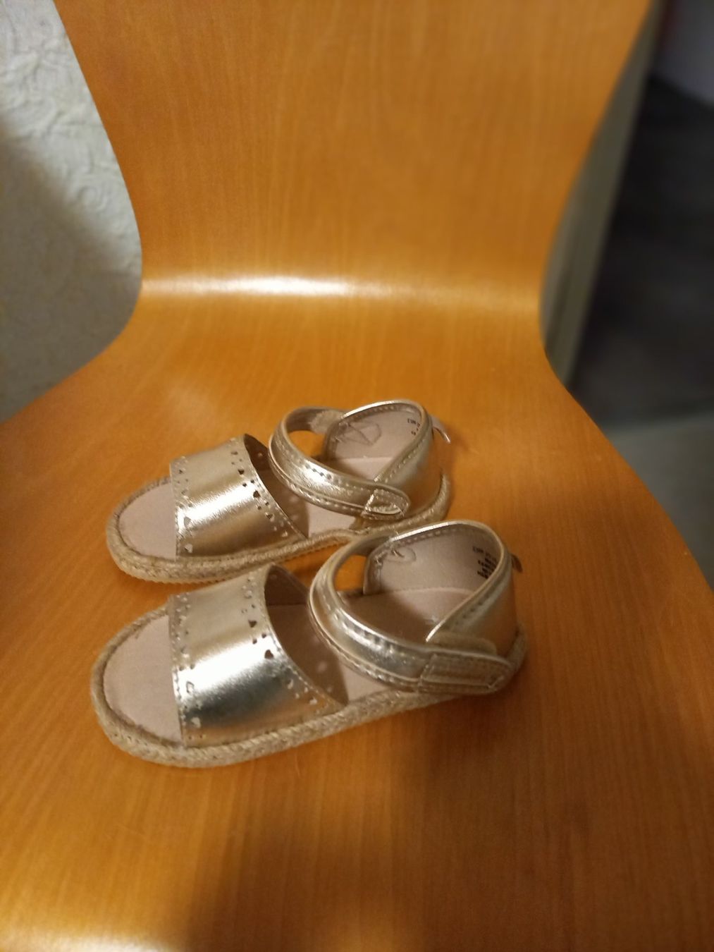 H&M Schuhe für Mädchen: Goldige H&M Sandalen – Neu und originalverpackt aus Safnern von EmmaMalea