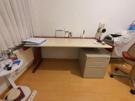 BÜROTISCH - STABIL UND GUT ERHALTEN