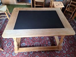 Alter Holztisch mit Schieferplatte