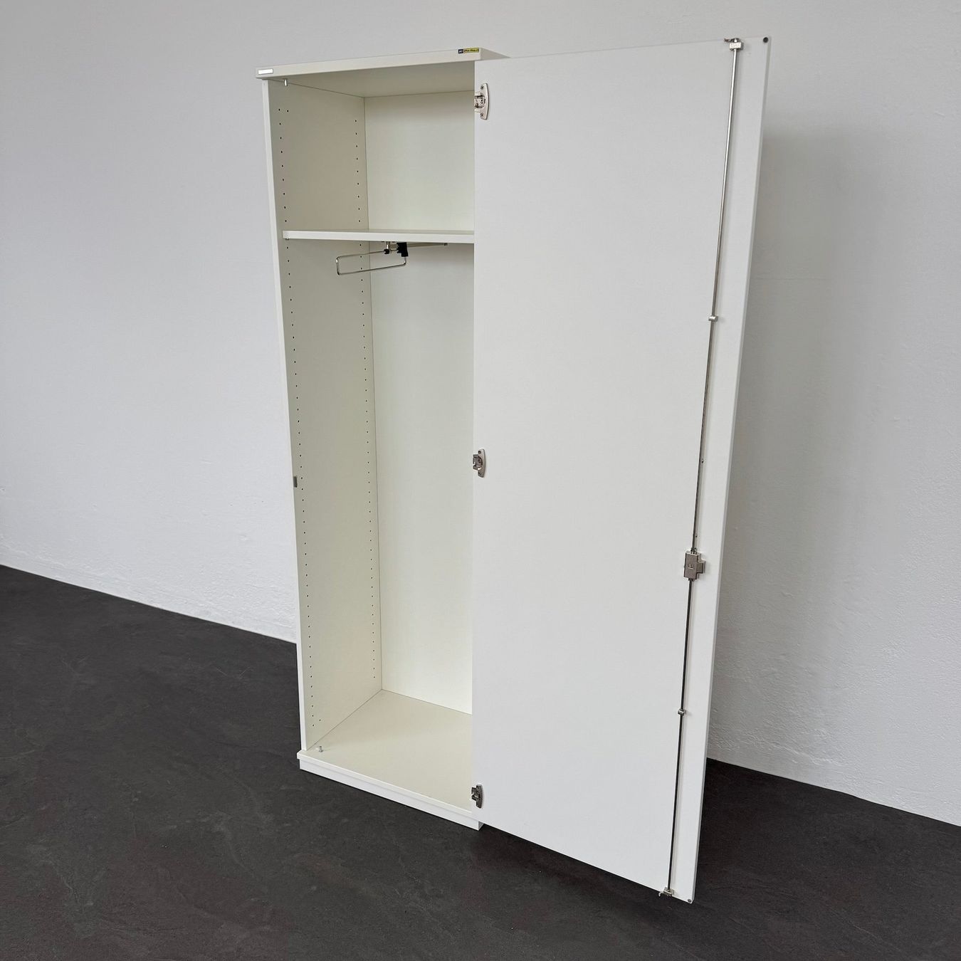 Armadi: Palmberg Prisma 2 Garderobenschrank Links öffnend – Usato da Schönenwerd venduto da mcofficeshop 3