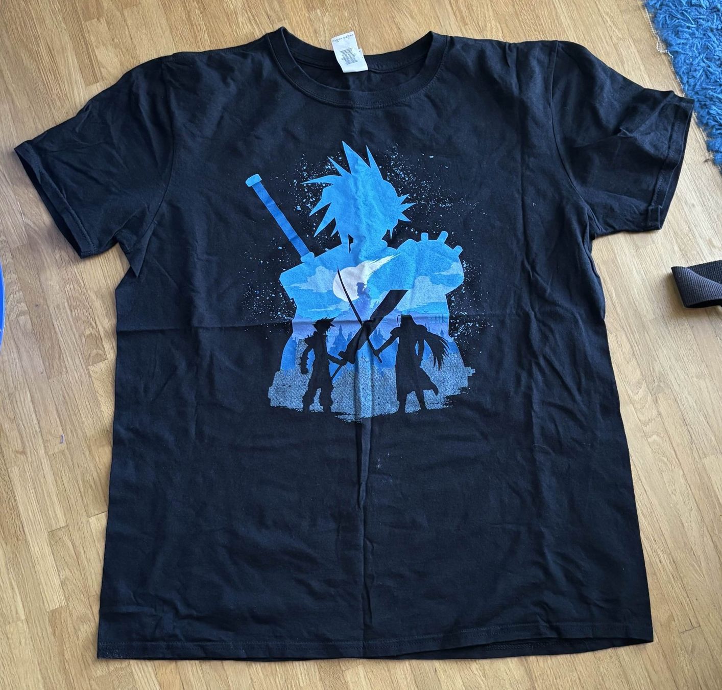 T-shirt: T-Shirt Cloud Sephiroth Final Fantasy 7 – Usato da Mont-sur-Lausanne venduto da Slushymana