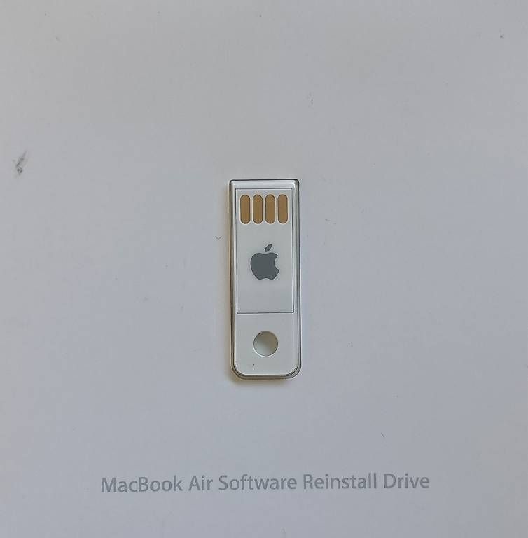 Apple Software: MacBook Air Software Reinstall Drive USB – Usato da Zürich venduto da car_9sdb